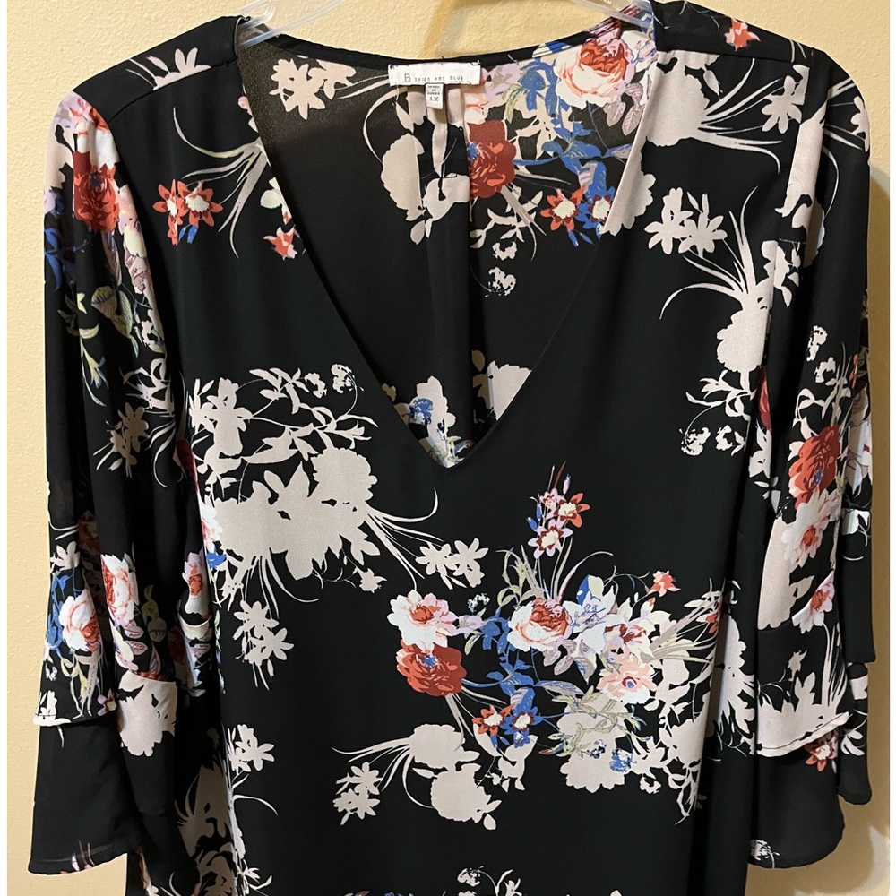 Cute blouse.  In great condition and a smoke free home